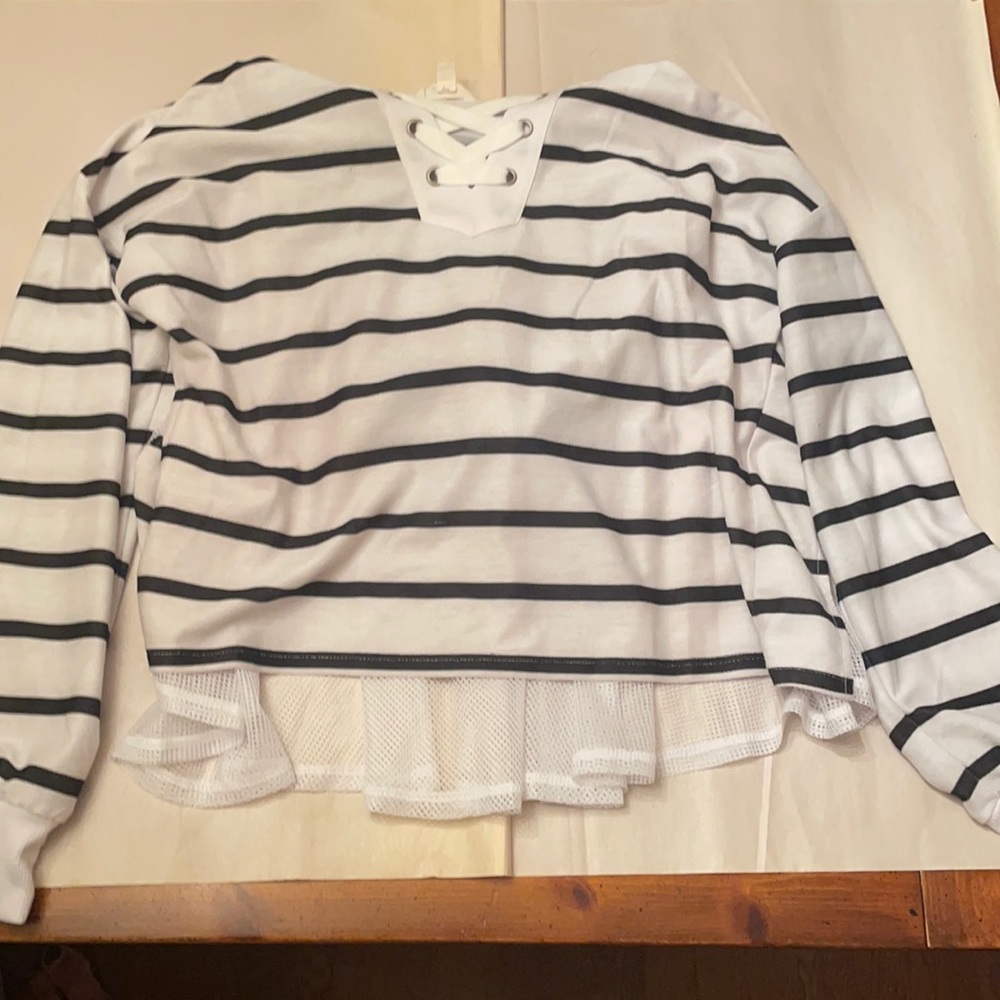 Casual black and white hoodie with white mesh back from Maddie ❤️